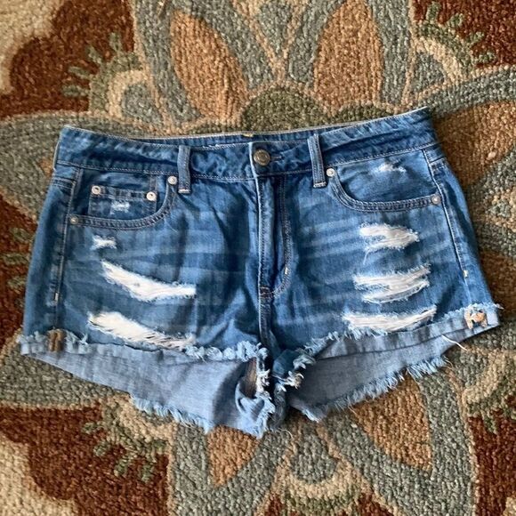 EUC WOMEN’S SIZE 8 AMERICAN EAGLE DISTRESS TOMGIRL SHORTIE JEAN SHORTS - Picture 2 of 9